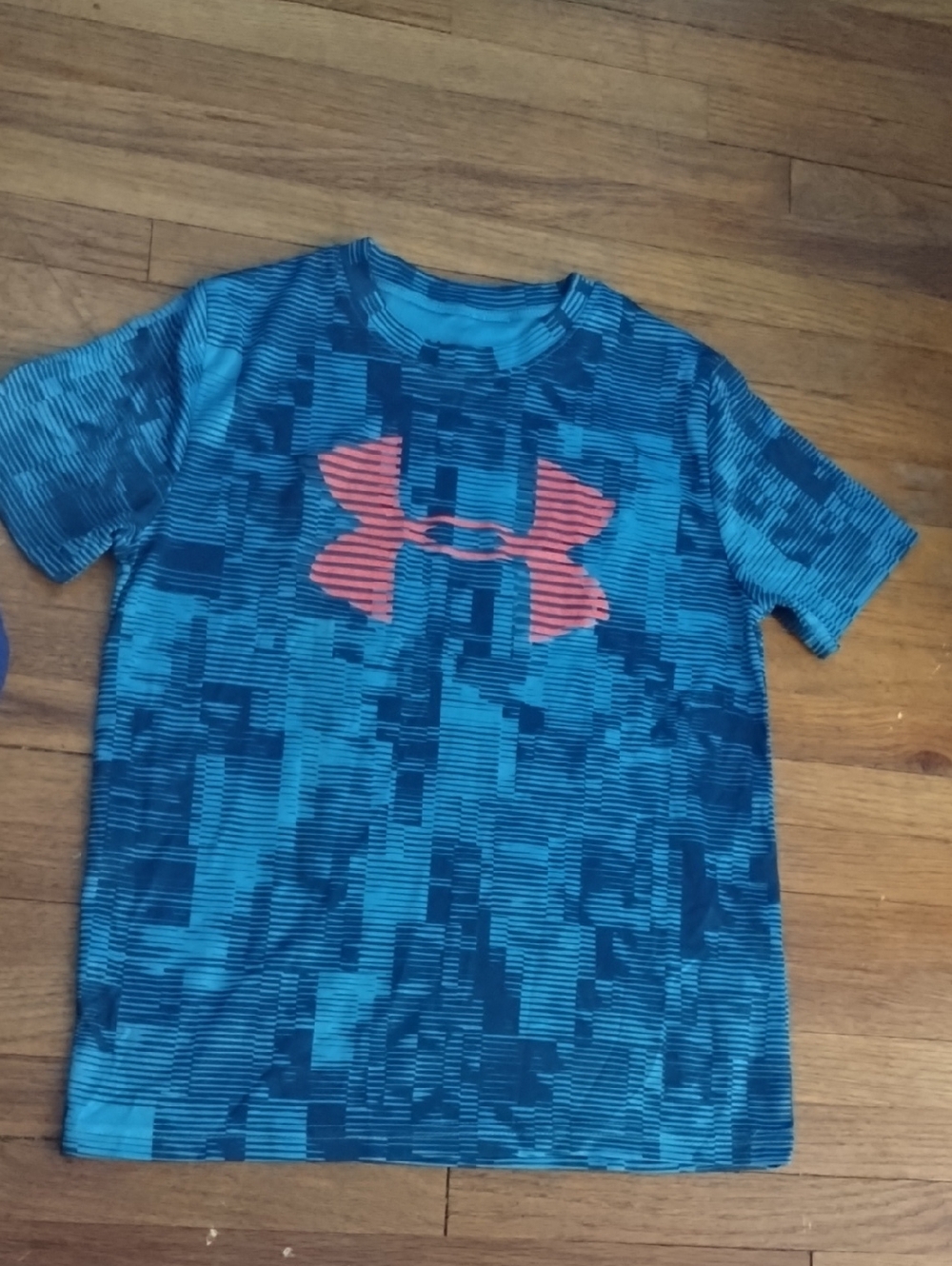 Under Armour Blue Patterned Short Sleeve Tee with Coral Logo